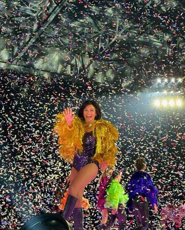 演唱會尾聲時，舞台灑下繽紛彩帶，Karen與舞團夥伴在歡呼聲中向觀眾揮手致意。（翻攝IG／＠karenschuang）