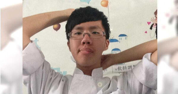 張文曾因不滿住戶送給保全同事水果，卻未和他分享，竟與同事發生激烈爭執。（圖／翻攝自張文臉書）