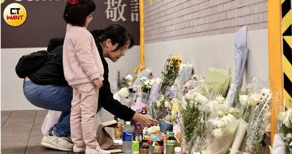 張文失業後多仰賴母親金援，憾事發生後，不少民眾自發性前往案發現場哀悼。（圖／黃耀徵攝）