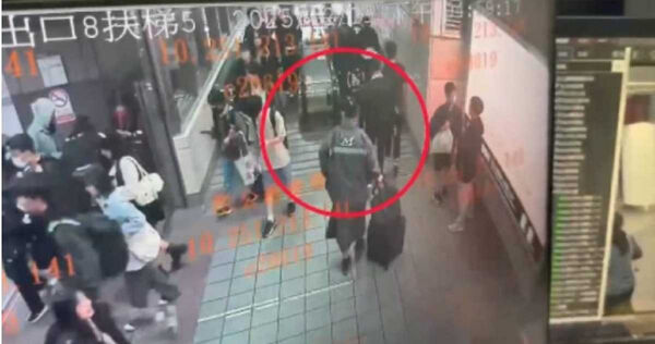 張文平時幾乎不與人接觸，通聯更僅剩客服與廣告來電，案發時穿著灰色雨衣、拉著裝有自製汽油彈行李箱前往北車犯案。（圖／翻攝畫面）