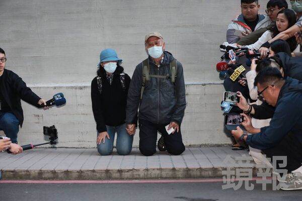 北捷攻擊事件主嫌張文的父母23日在殯議館公開下跪向社會大眾道歉。（鏡報林煒凱）