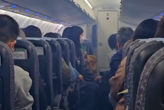 ▲▼    立榮航空機艙冒煙         。（圖／蔡尚至提供）