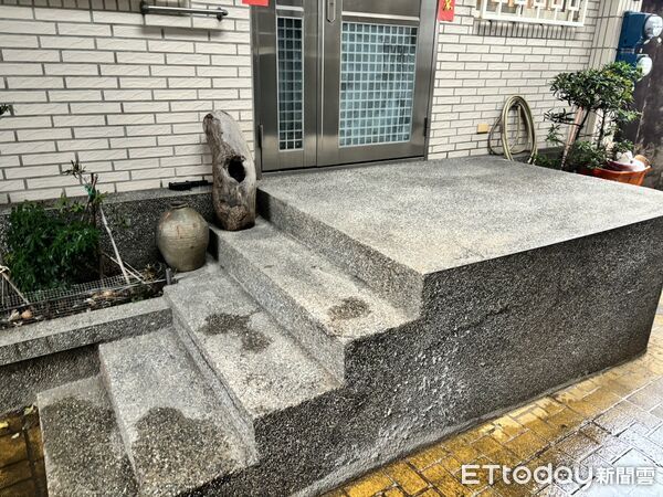 ▲▼     瑞芳爆凶殺案！ 男遭利刃刺胸休克命危 歹徒逃逸追緝中        。（圖／記者郭世賢翻攝）