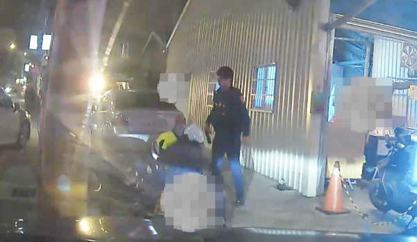 ▲桃園市林姓男子昨晚在中壢區成章一街附近，持菜刀大喊「要殺人」，還砸毀路旁汽機車，中壢警方據報迅速趕抵，以優勢警力制伏。（圖／中壢警方提供）