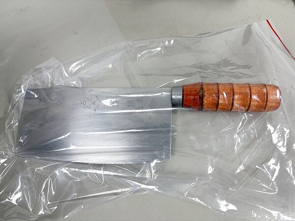 ▲中壢警方以優勢警力制伏酒醉林男後，起出做案用菜刀等證物。（圖／中壢警方提供）