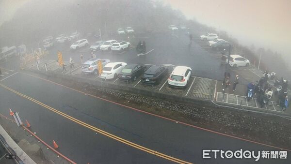 ▲聖誕節到，合歡山武嶺地區於清晨5時許人潮及車流湧入。（圖／記者高堂堯翻攝）