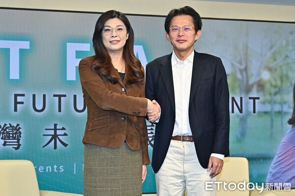 ▲國民黨主席鄭麗文（左）與民眾黨主席黃國昌一同出席「搶救少子國安危機 TFA 助台灣一臂之力！」記者會。（圖／記者李毓康攝）