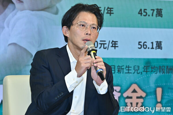 ▲黃國昌25日反批林宜瑾卡青年基本法草案。（圖／記者李毓康攝）