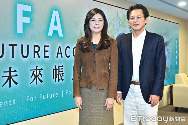 ▲國民黨主席鄭麗文（左）與民眾黨主席黃國昌一同出席「搶救少子國安危機 TFA 助台灣一臂之力！」記者會。（圖／記者李毓康攝）