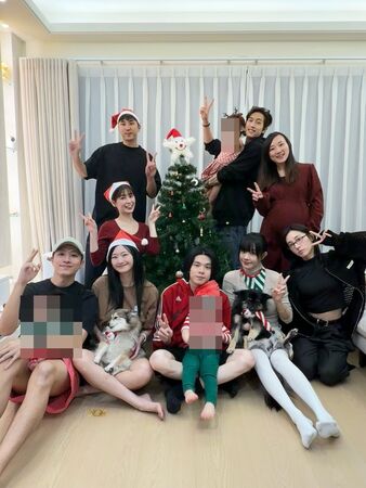 ▲▼范姜彥豐與8友人過聖誕。（圖／翻攝自IG）