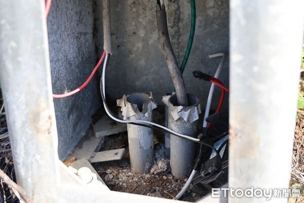 ▲▼遭暴力破壞的鍍鋅鋼板保護蓋及裸露、剪斷的管線孔洞。（圖／吉安鄉公所提供，下同）