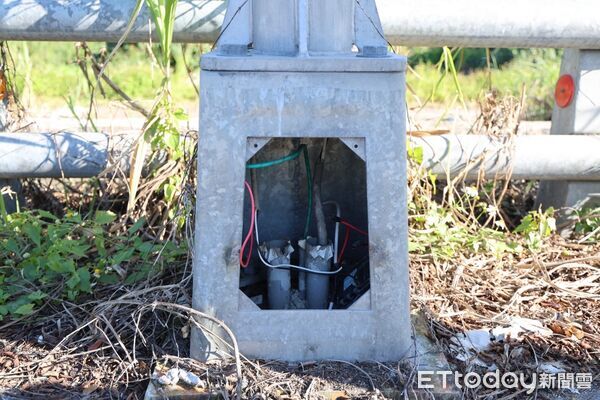 ▲▼遭暴力破壞的鍍鋅鋼板保護蓋及裸露、剪斷的管線孔洞。（圖／吉安鄉公所提供，下同）