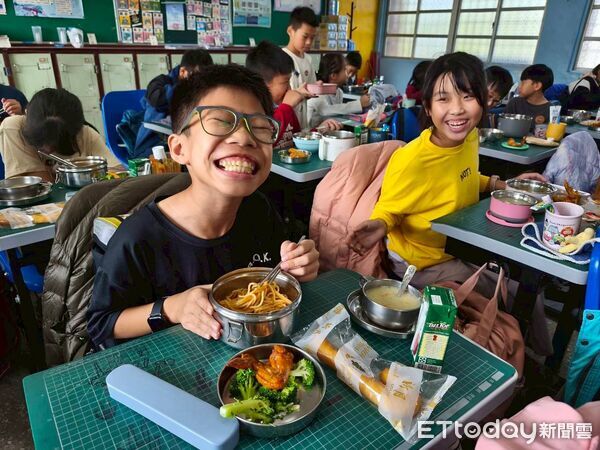 ▲台南市各校在聖誕節推出節慶特色營養午餐，透過巧思設計讓學童在校園中感受節慶氛圍與健康飲食。（記者林東良翻攝，下同）