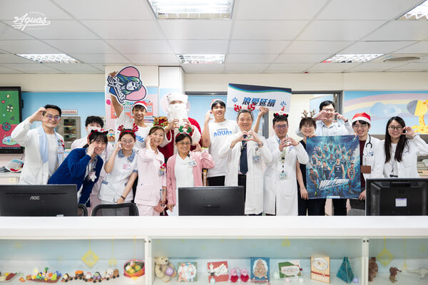 ▲海神3位球員聖誕節探訪高醫兒科病房、蘇文儒折氣球給兒科門診的孩童。（圖／高雄全家海神提供）
