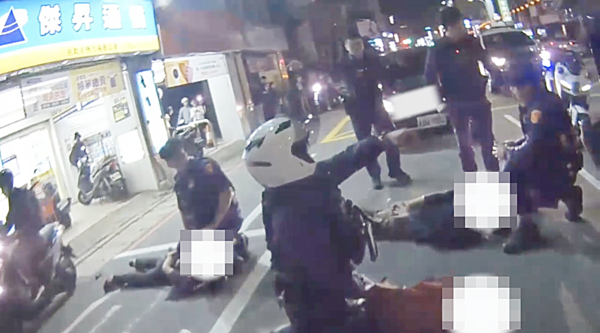 ▲▼       桃園男毒駕拒檢開車逃竄直衝警局被攔阻　中壢警破窗查獲4男送辦      。（圖／中壢警方提供）