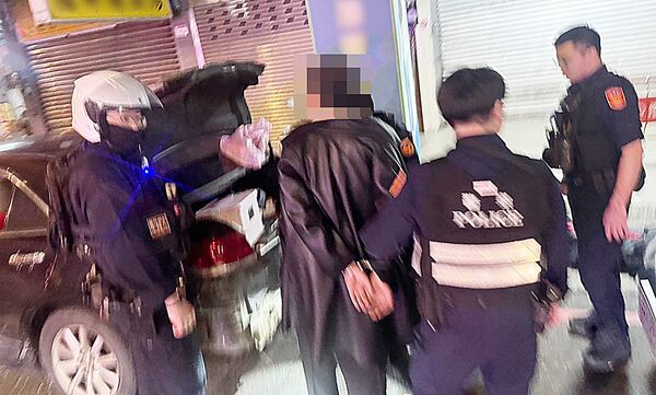 ▲▼       桃園男毒駕拒檢開車逃竄直衝警局被攔阻　中壢警破窗查獲4男送辦      。（圖／中壢警方提供）