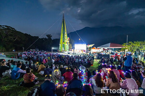 ▲信義鄉羅娜聖誕樹點燈，與遊客共度歡樂平安夜。（圖／南投縣政府提供，下同）