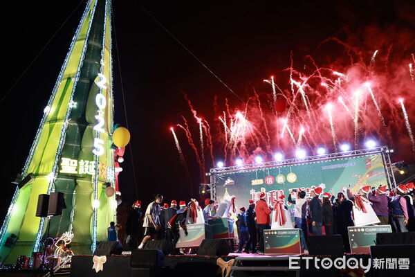 ▲南投縣長許淑華為信義鄉羅娜聖誕樹點燈，與遊客共度歡樂平安夜。（圖／南投縣政府提供）