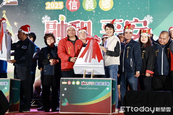 ▲南投縣長許淑華為信義鄉羅娜聖誕樹點燈，與遊客共度歡樂平安夜。（圖／南投縣政府提供）