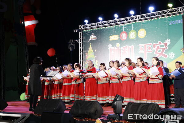 ▲南投縣長許淑華為信義鄉羅娜聖誕樹點燈，與遊客共度歡樂平安夜。（圖／南投縣政府提供）