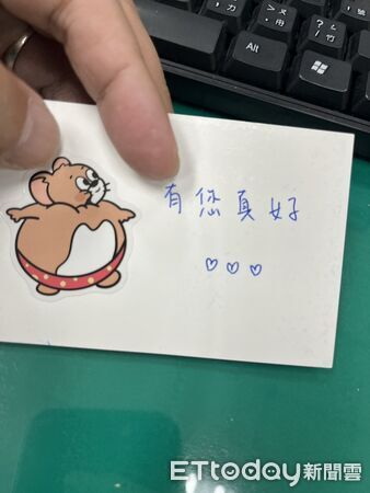 ▲▼     肯定警方偵辦張文案 中正一分局湧入大批加油花籃        。（圖／記者邱中岳翻攝）