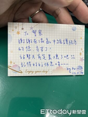 ▲▼     肯定警方偵辦張文案 中正一分局湧入大批加油花籃        。（圖／記者邱中岳翻攝）