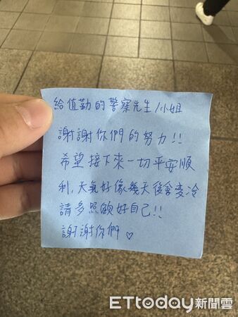 ▲▼     肯定警方偵辦張文案 中正一分局湧入大批加油花籃        。（圖／記者邱中岳翻攝）