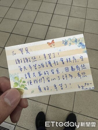 ▲▼     肯定警方偵辦張文案 中正一分局湧入大批加油花籃        。（圖／記者邱中岳翻攝）