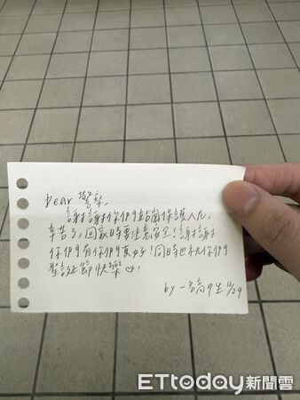 ▲▼     肯定警方偵辦張文案 中正一分局湧入大批加油花籃        。（圖／記者邱中岳翻攝）