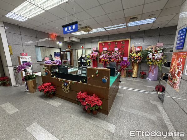 ▲▼     肯定警方偵辦張文案 中正一分局湧入大批加油花籃        。（圖／記者邱中岳翻攝）