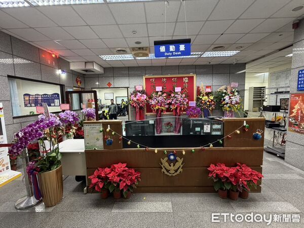 ▲▼     肯定警方偵辦張文案 中正一分局湧入大批加油花籃        。（圖／記者邱中岳翻攝）