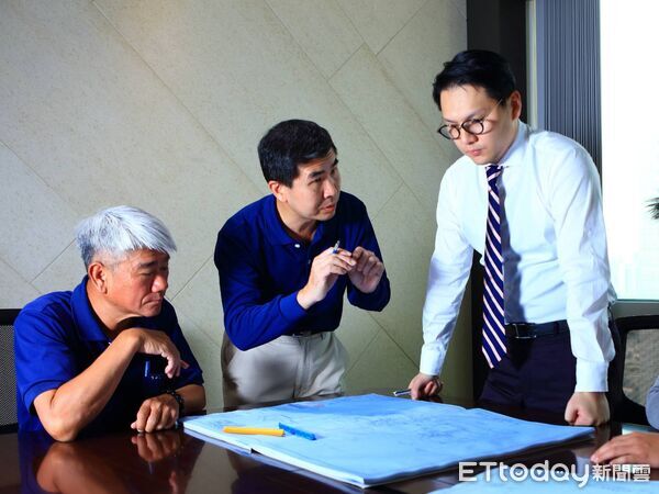 ▲鍾嘉村兒子鍾育霖（右一）接任董事長。（圖／三地集團提供）