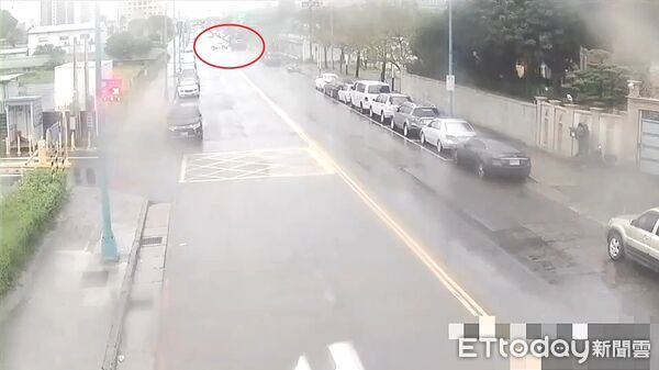 ▲陳女跨越雙黃線迴轉，倒車時嚇到黃男，直接撞斷消防栓衝進空地。（圖／記者陸運陞翻攝）