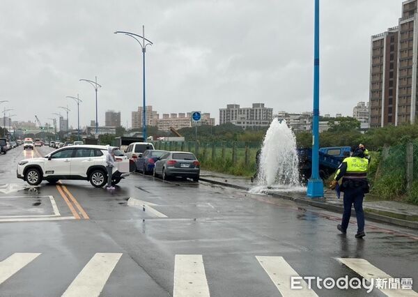 ▲陳女跨越雙黃線迴轉，倒車時嚇到黃男，直接撞斷消防栓衝進空地。（圖／記者陸運陞翻攝）