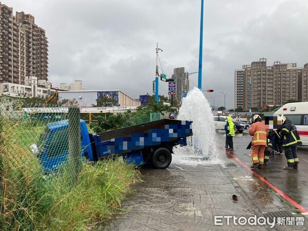 ▲陳女跨越雙黃線迴轉，倒車時嚇到黃男，直接撞斷消防栓衝進空地。（圖／記者陸運陞翻攝）