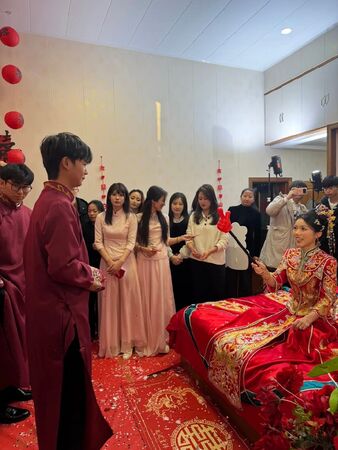 ▲▼陸劇女神盧昱曉低調當好友伴娘！「粉裙+平底鞋」幫迎親。（圖／翻攝自微博）