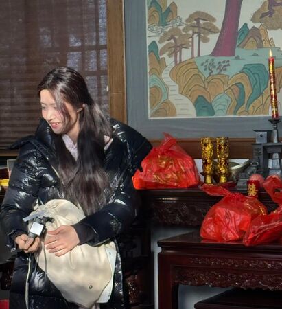 ▲▼陸劇女神盧昱曉低調當好友伴娘！「粉裙+平底鞋」幫迎親。（圖／翻攝自微博）