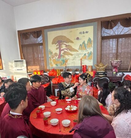 ▲▼陸劇女神盧昱曉低調當好友伴娘！「粉裙+平底鞋」幫迎親。（圖／翻攝自微博）