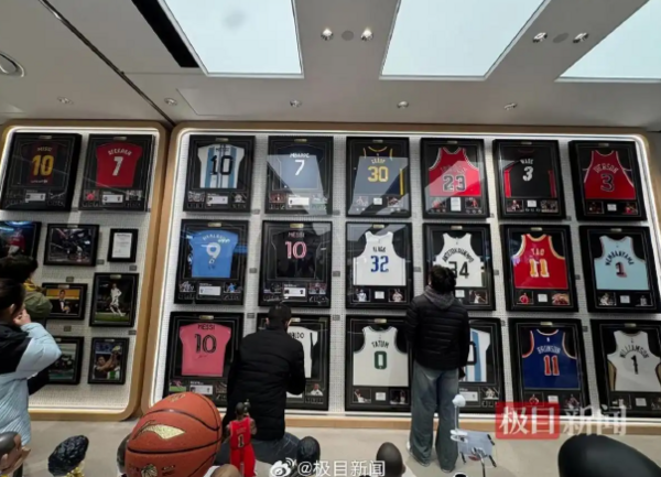 ▲該面親簽球衣牆吸多位球迷前來打卡。（圖／極目新聞）