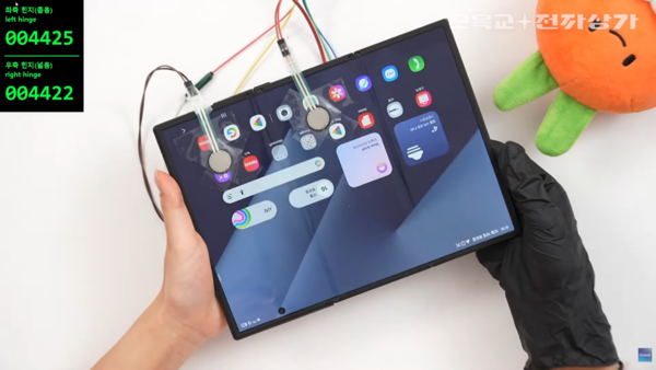 ▲▼Galaxy Z TriFold 耐用度受關注。（圖／YT@OMG_electronics）