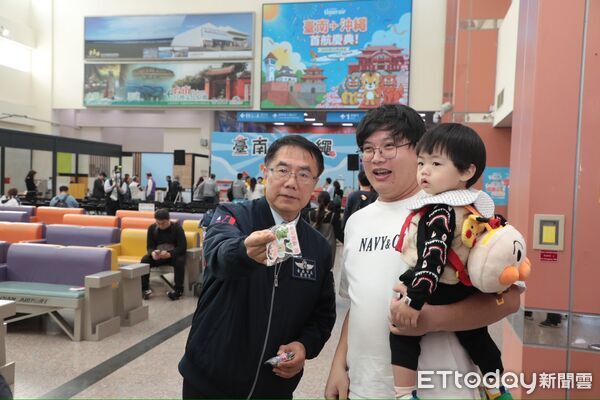 ▲台南&mdash;沖繩直航25日正式啟航，市長黃偉哲於台南航空站迎接首批來自日本的旅客。（記者林東良翻攝，下同）