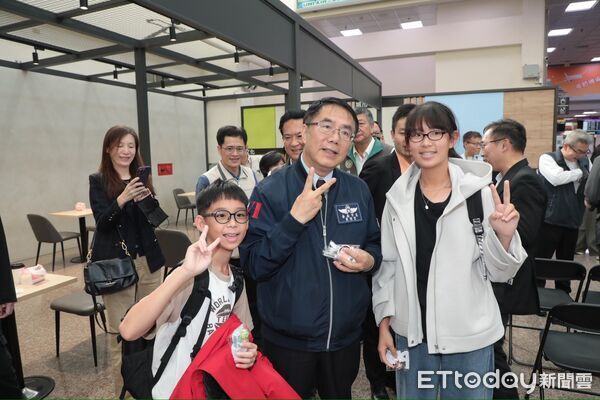 ▲台南&mdash;沖繩直航25日正式啟航，市長黃偉哲於台南航空站迎接首批來自日本的旅客。（記者林東良翻攝，下同）