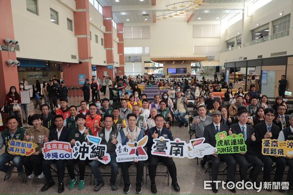 ▲台南&mdash;沖繩直航25日正式啟航，市長黃偉哲於台南航空站迎接首批來自日本的旅客。（記者林東良翻攝，下同）