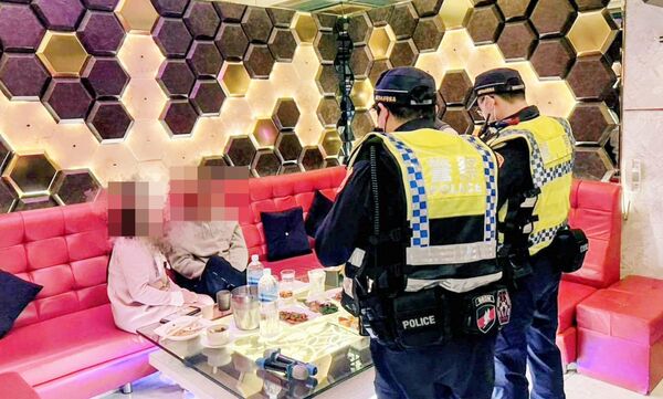 ▲▼    桃警平安夜雷霆出擊掃蕩治安場所　查獲2港籍車手藏身旅館         。（圖／桃園警方提供）