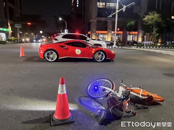 ▲▼             台南11歲男童騎腳踏車與千萬跑車發生擦撞。（圖／記者林東良翻攝，下同）