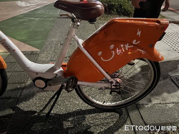 ▲▼             台南11歲男童騎腳踏車與千萬跑車發生擦撞。（圖／記者林東良翻攝，下同）