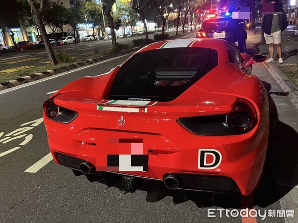 ▲▼             台南11歲男童騎腳踏車與千萬跑車發生擦撞。（圖／記者林東良翻攝，下同）