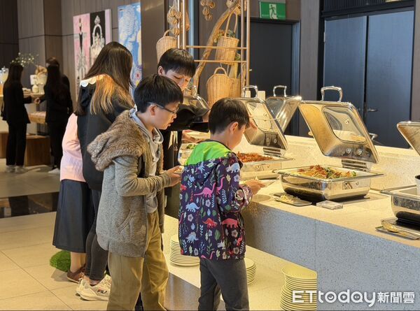 ▲▼高雄飯店在聖誕佳節舉辦公益活動。（圖／業者提供）