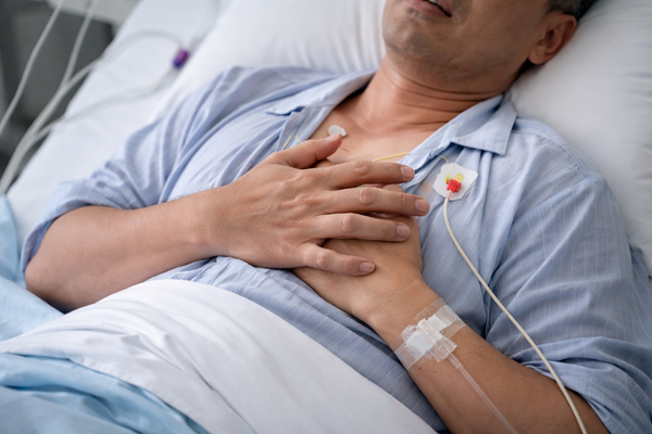 ▲陳先生曾向醫師反映過，術後心臟痛。（示意圖／AI製圖）