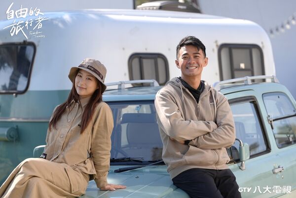 ▲融融（右）與咪蕾搭乘膠囊列車，可愛外型忍不住打卡留念。（圖／八大提供）